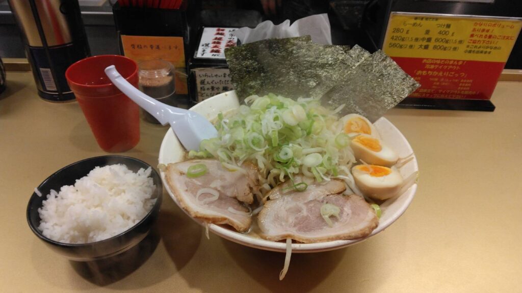 江東区亀戸、超ごってり麺 ごっつ 亀戸本店さん：まかないラーメン(大盛)+無料ライス