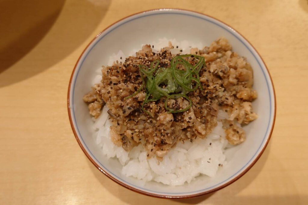 千代田区神田和泉町、饗 くろ㐂さん：鶏となんとか？の肉飯・真上から