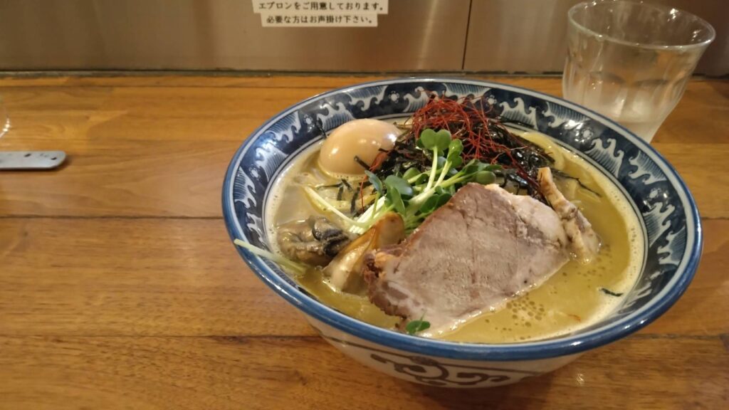 墨田区錦糸、麺や佐市さん：佐市麺・斜め上から