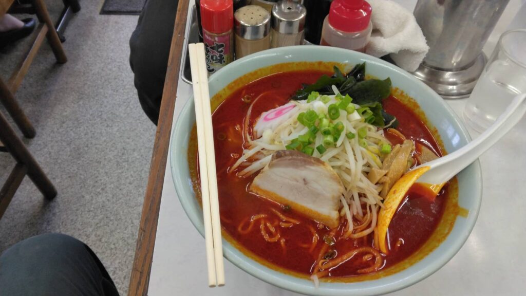 江戸川区篠崎町、菊亭さん：ゲキカララーメン(大盛り)・斜め上から