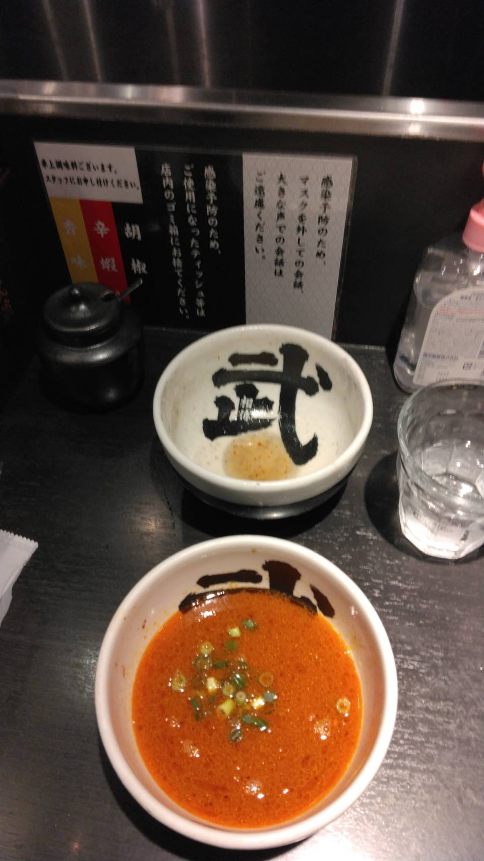 台東区上野、上野 麺屋武蔵 武骨相傳さん：追加の赤つけ麺のスープ
