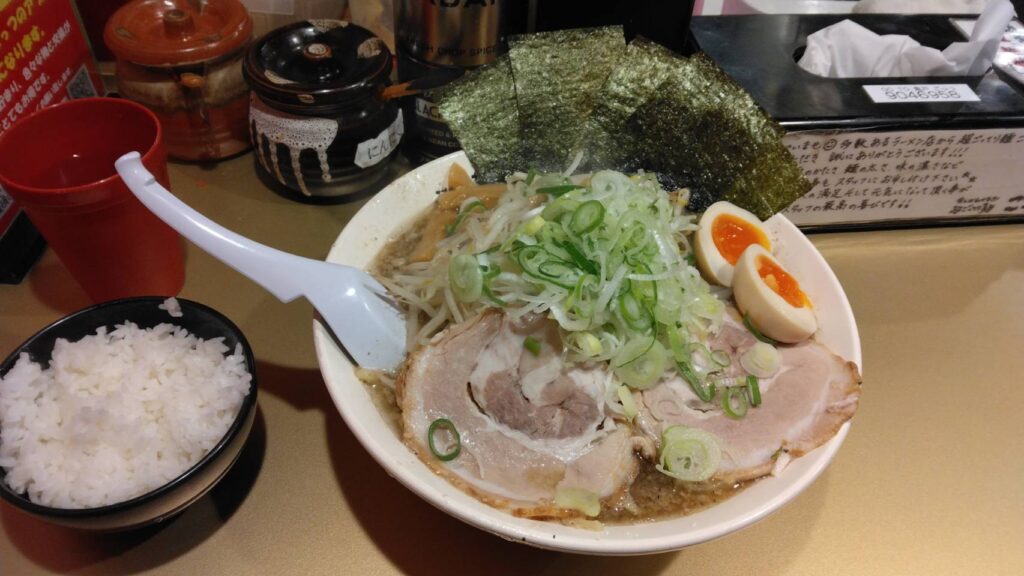 江東区亀戸、超ごってり麺 ごっつ 亀戸本店さん：まかないラーメン(大盛)+サービスライス