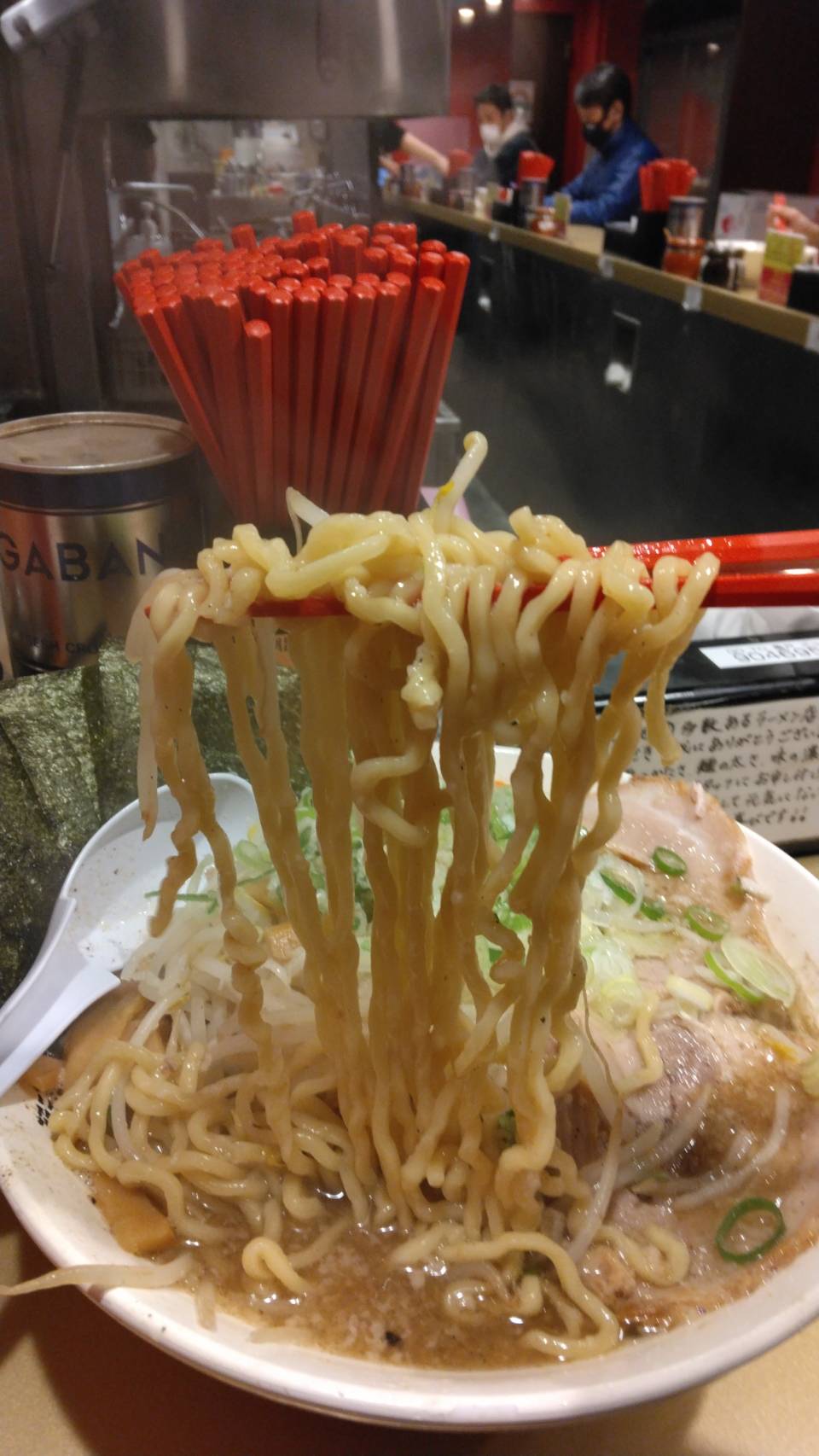 江東区亀戸、超ごってり麺 ごっつ 亀戸本店さん：まかないラーメン(大盛)・スープと麺