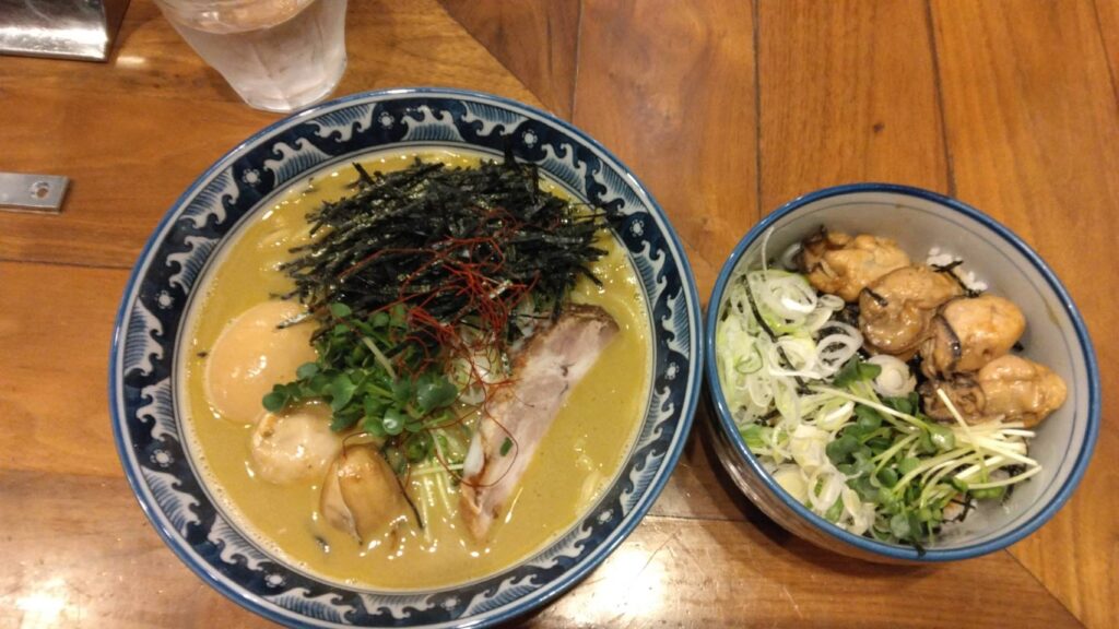 墨田区錦糸、麺や佐市さん：佐市麺+牡蠣飯・真上から