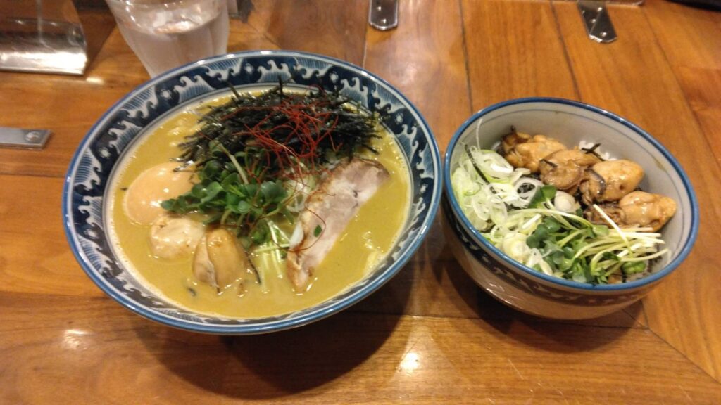 墨田区錦糸、麺や佐市さん：佐市麺+牡蠣飯・斜め上から