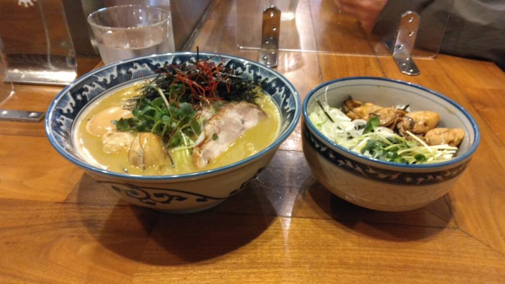 墨田区錦糸、麺や佐市さん：佐市麺+牡蠣飯・斜め上から遠目