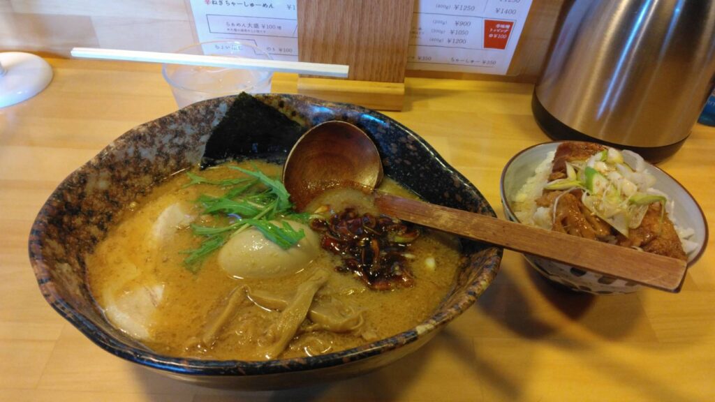 足立区南花畑、麺 壱蔵 足立区六町店さん：辛ねぎらぁめん(味噌)+ちゃーしゅー丼(ランチタイムのｂセット)・斜め上から