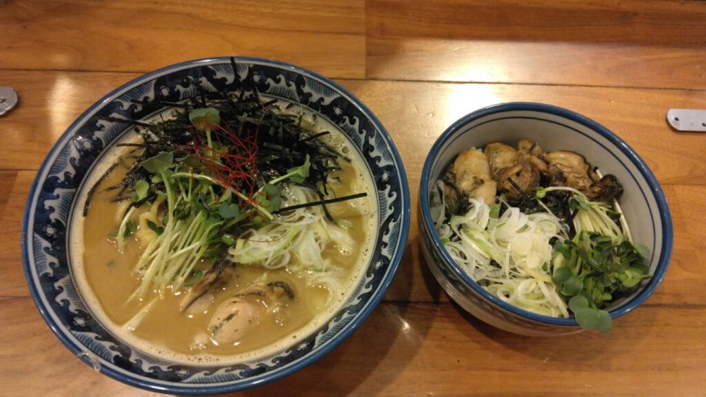 墨田区錦糸、麺や佐市さん：牡蠣拉麺+牡蠣めし・真上から
