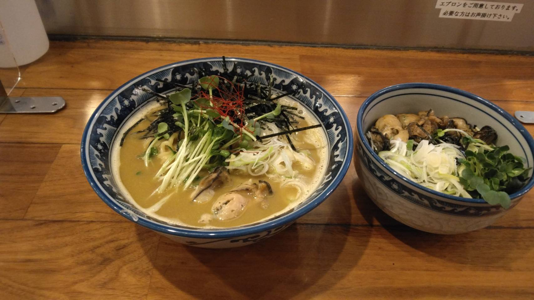 墨田区錦糸、麺や佐市さん：牡蠣拉麺+牡蠣めし・斜め上から