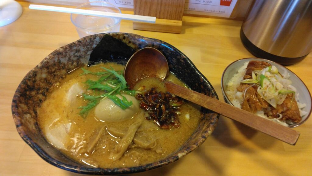 足立区南花畑、麺 壱蔵 足立区六町店さん：辛ねぎらぁめん(味噌)+ちゃーしゅー丼(ランチタイムのｂセット)