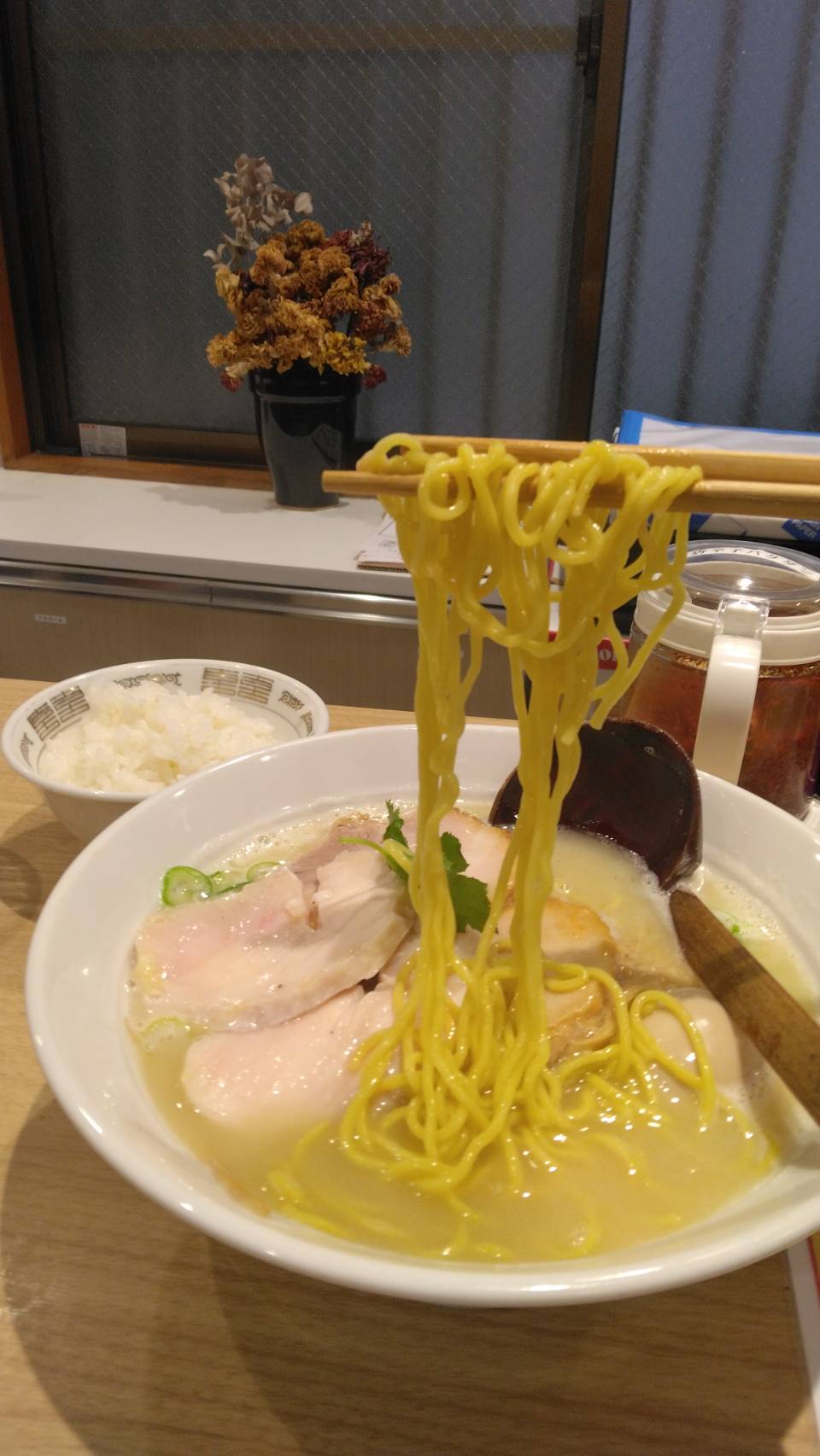 台東区橋場、東京中華そばみづの家さん：白い中華そば+サービスライス・スープと麺