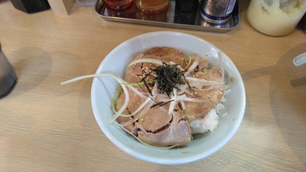 江戸川区一之江、ラーメン㊀(マルイチ)さん：チャーシュー丼(。)・真上から