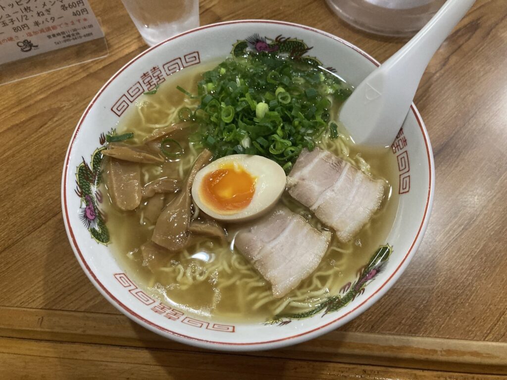 倉吉市堺町、縁～えにし～さん：牛骨ラーメン大・スープと麺