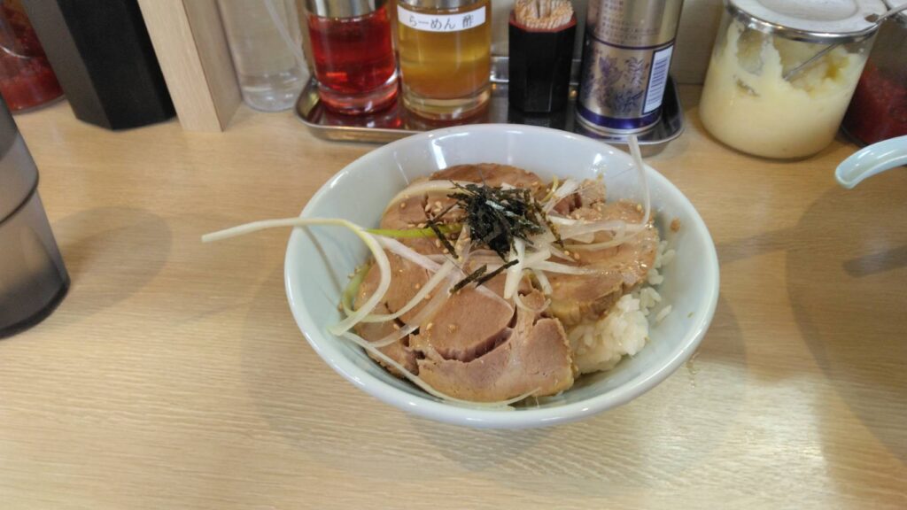 江戸川区一之江、ラーメン㊀(マルイチ)さん：チャーシュー丼(。)・斜め上から