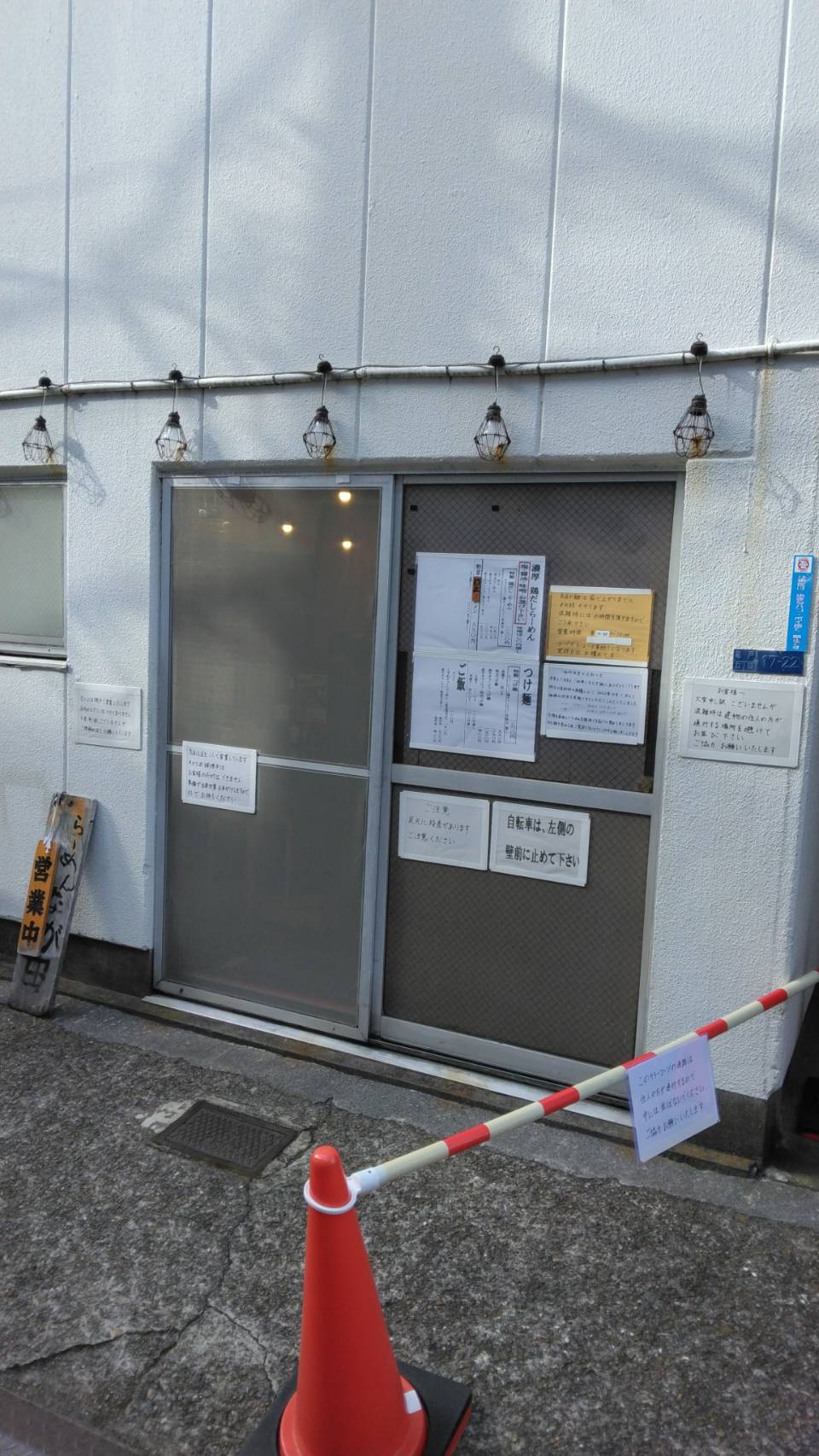 江東区亀戸、らーめんなが田さん：店構え・順番待ち先頭