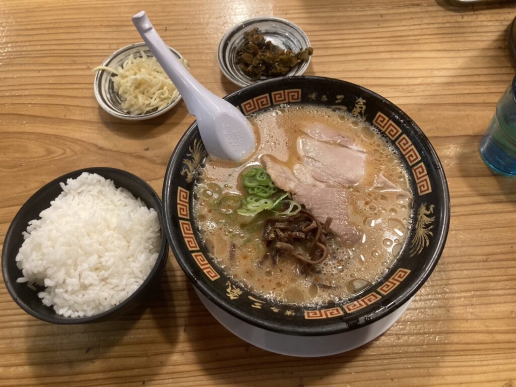 福岡市東区原田、豚骨ラーメン博多三氣 松島原田店さん：赤ラーメン(辛さ3)+ごはんセット+辛高菜と無色生姜