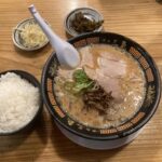 福岡市東区原田、豚骨ラーメン博多三氣 松島原田店さん：赤ラーメン(辛さ3)+ごはんセット+辛高菜と無色生姜