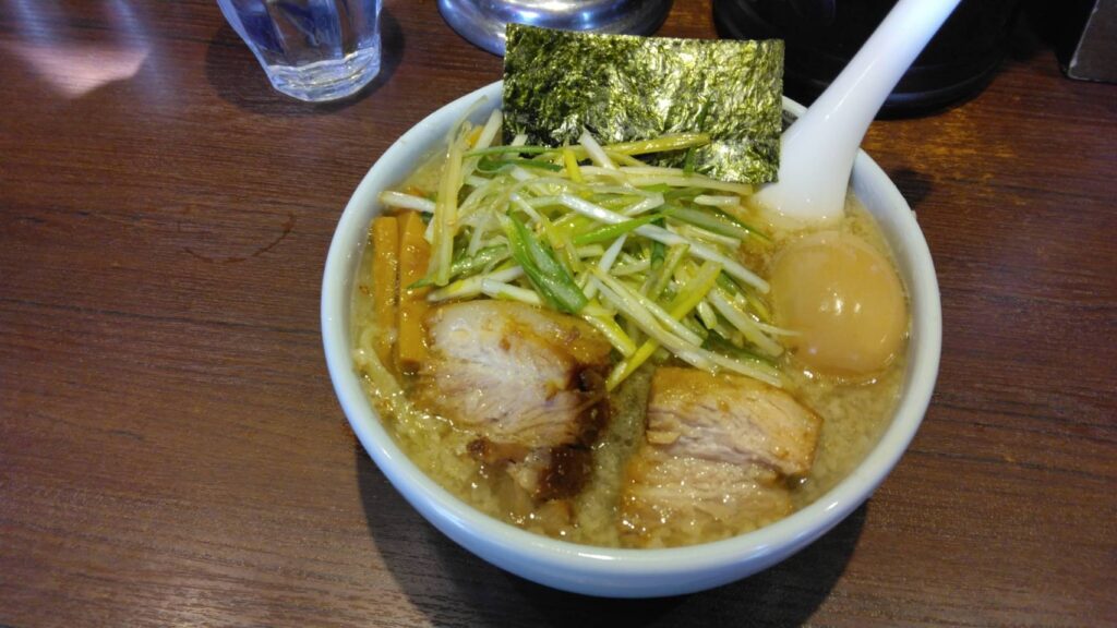 市川市大和田、二九八家(いわせ)さん：二九八家ら～麺 (大盛)