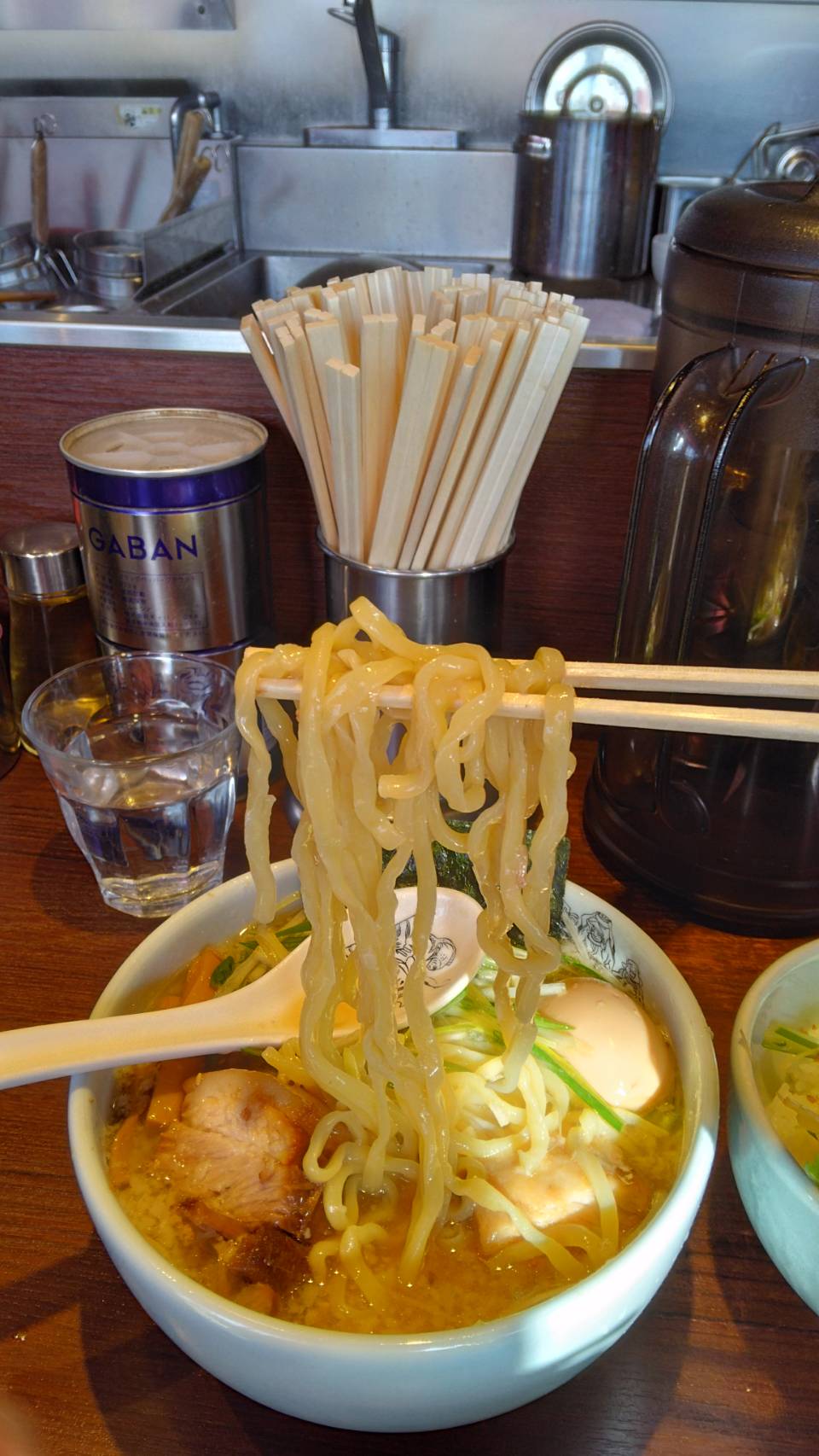 市川市大和田、二九八家(いわせ)さん：二九八家ら～麺 (大盛)・スープと麺