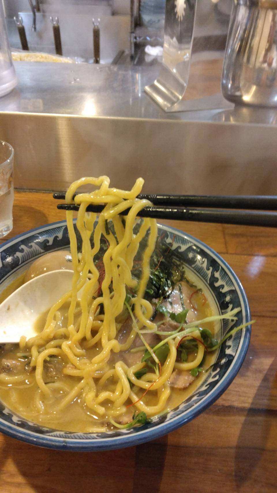 墨田区錦糸、麺や佐市さん：牡蠣拉麺・スープと麺