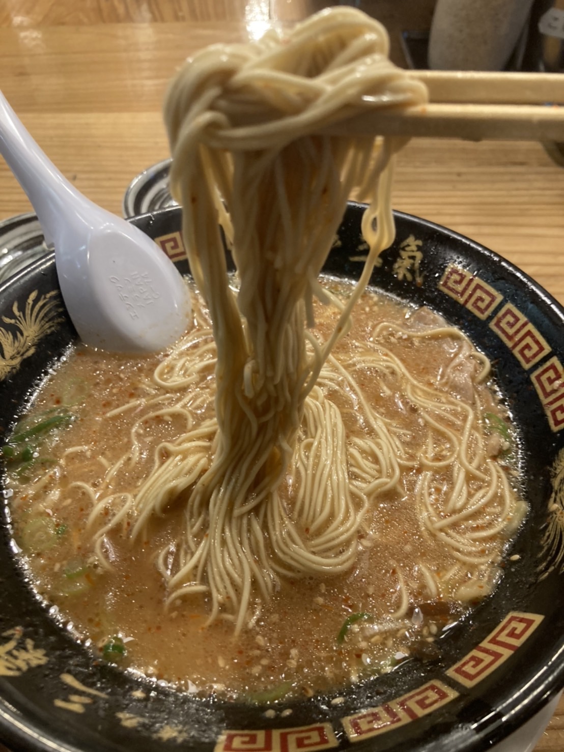 福岡市東区原田、豚骨ラーメン博多三氣 松島原田店さん：赤ラーメン(辛さ3)・スープと麺