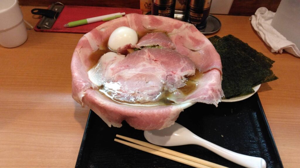 江東区亀戸、亀戸拉麺さん：特製 (醤油)・斜め上から