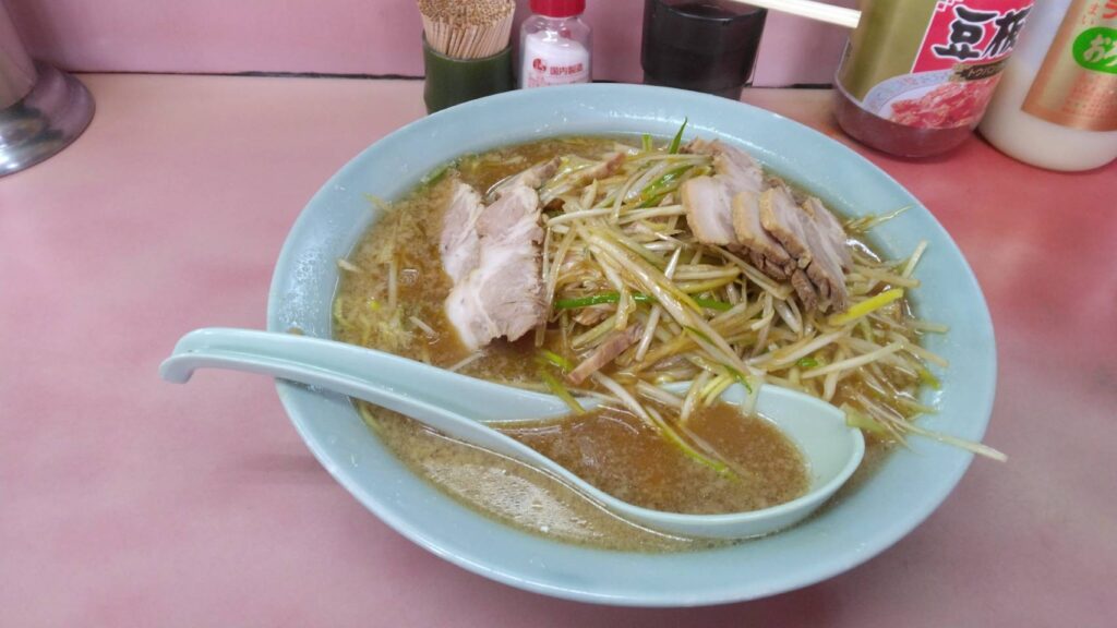 市川市宝、ラーメンショップ 宝店さん：ネギ味噌チャーシュー(大)・斜め上から