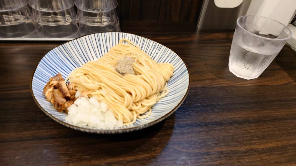 墨田区太平、錦糸町中華そば さん式さん：そのまま食べられる替え玉・斜め上から