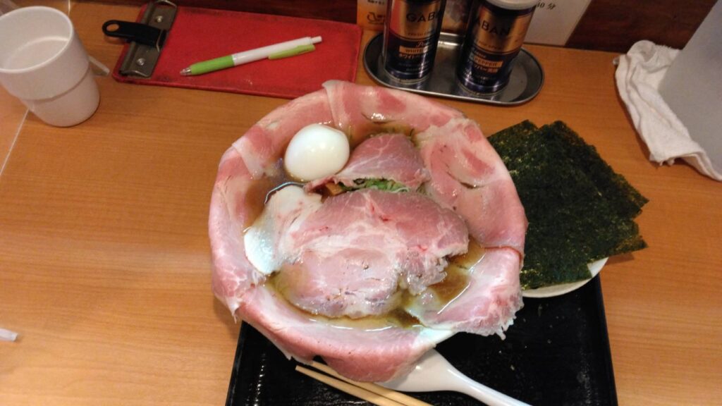 江東区亀戸、亀戸拉麺さん：特製 (醤油)・真上から