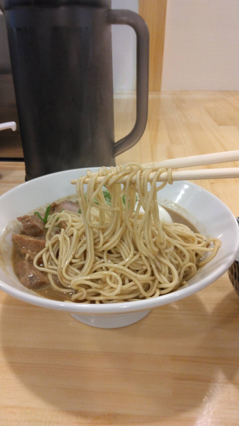 墨田区東向島、煮干ソバと米 今日の1番さん：濃厚煮干ソバ大肉+味玉＆ごはん・スープと麺