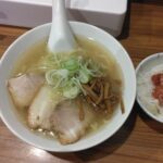 墨田区太平、喜多方食堂 山海さん：醤油らーめん珀+半並鮪丼・真上から
