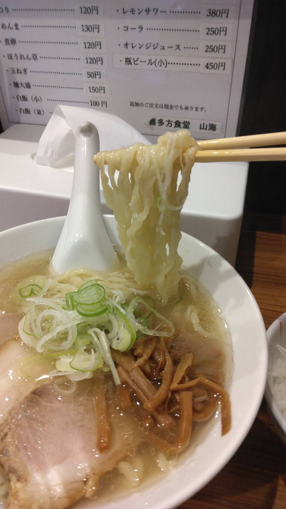 墨田区太平、喜多方食堂 山海さん：醤油らーめん珀+半並鮪丼・スープと麺