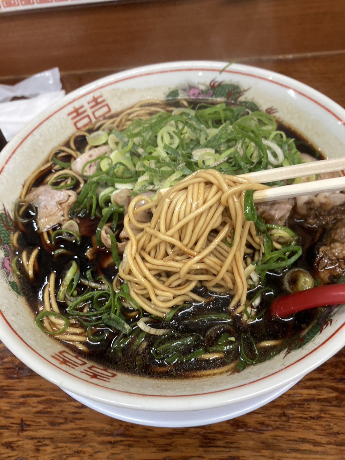 京都市伏見区深草西浦町、ばんらい屋さん：スーパーブラック醤油ラーメン・スープと麺