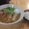 墨田区東向島、煮干ソバと米 今日の1番さん：濃厚煮干ソバ大肉+味玉＆ごはん・斜め上から