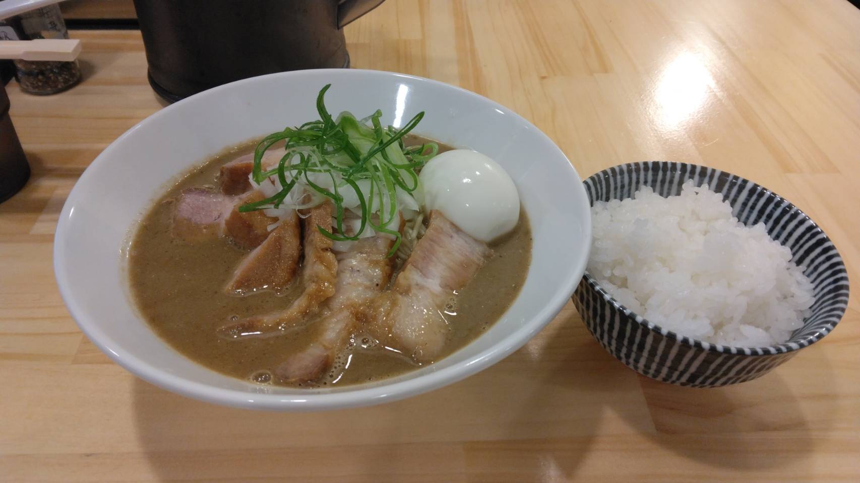 墨田区東向島、煮干ソバと米 今日の1番さん：濃厚煮干ソバ大肉+味玉＆ごはん・斜め上から