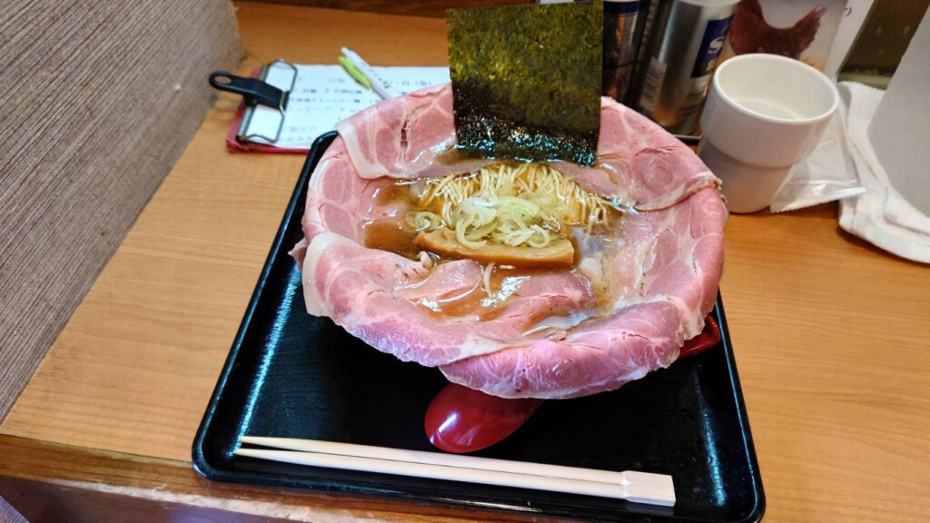 江東区亀戸、亀戸拉麺さん：鉢盛！チャーシュー麺・斜め上から