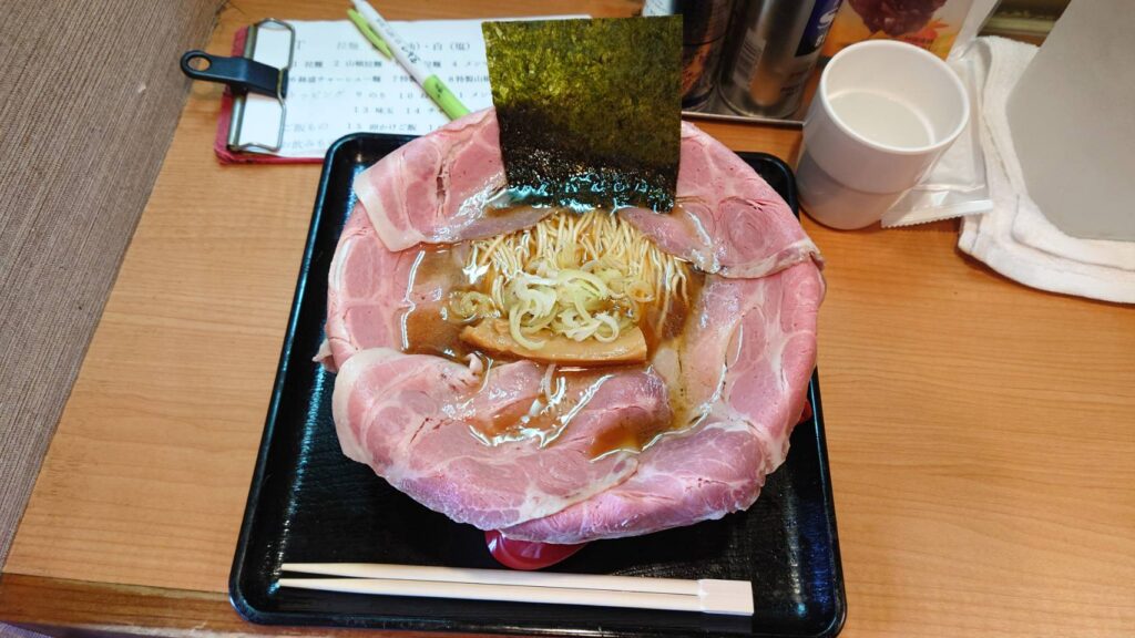 江東区亀戸、亀戸拉麺さん：鉢盛！チャーシュー麺・真上から