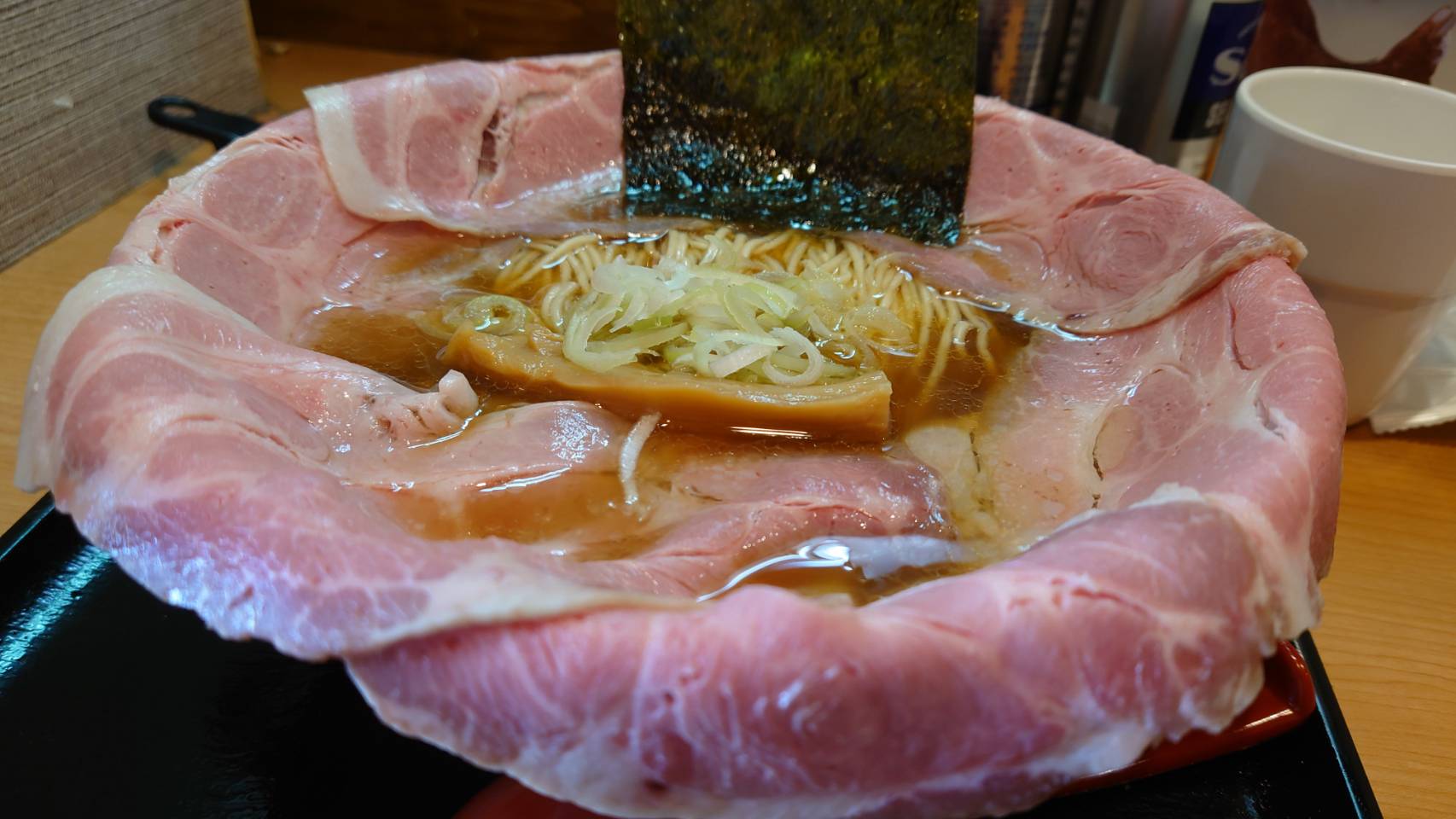 江東区亀戸、亀戸拉麺さん：鉢盛！チャーシュー麺・近くからスープと麺