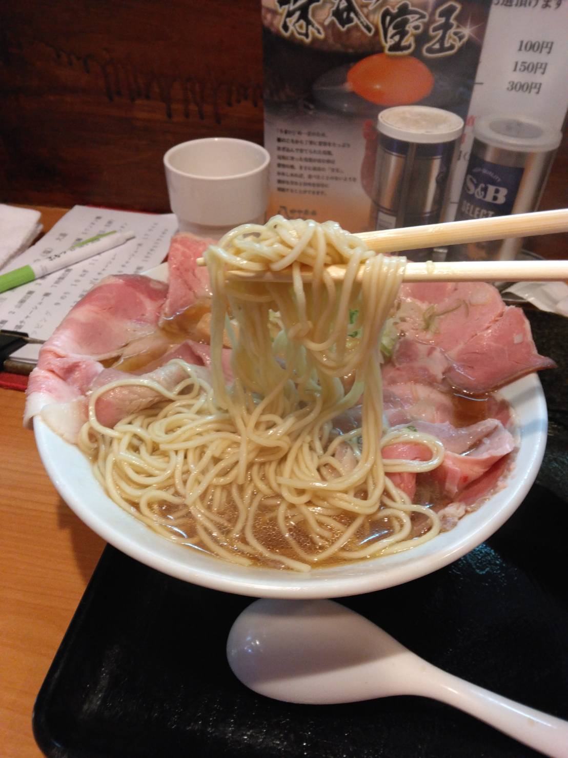 江東区亀戸、亀戸拉麺さん：特製拉麺 (醤油)・スープと麺