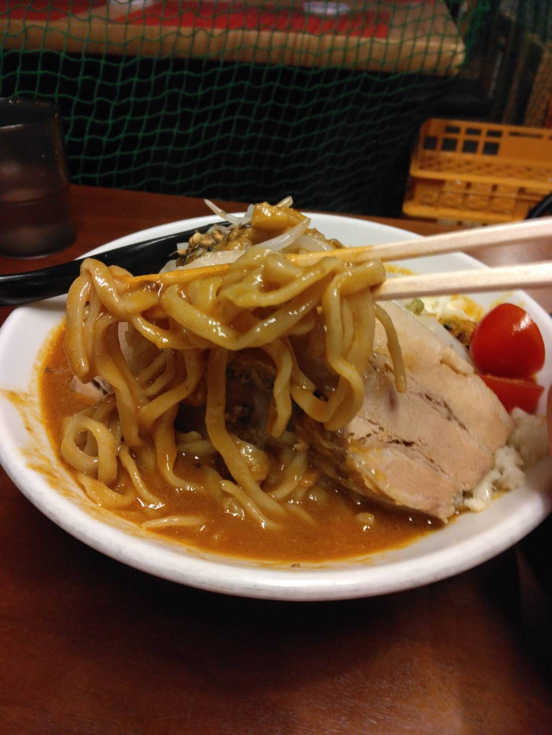 台東区東上野、さんじさん：限定トマトスパイスのＧ系＋ブタ１枚・・スープと麺