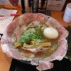 江東区亀戸、亀戸拉麺さん：特製山椒拉麺 (塩)・一枚目のチャーシューを取った状態