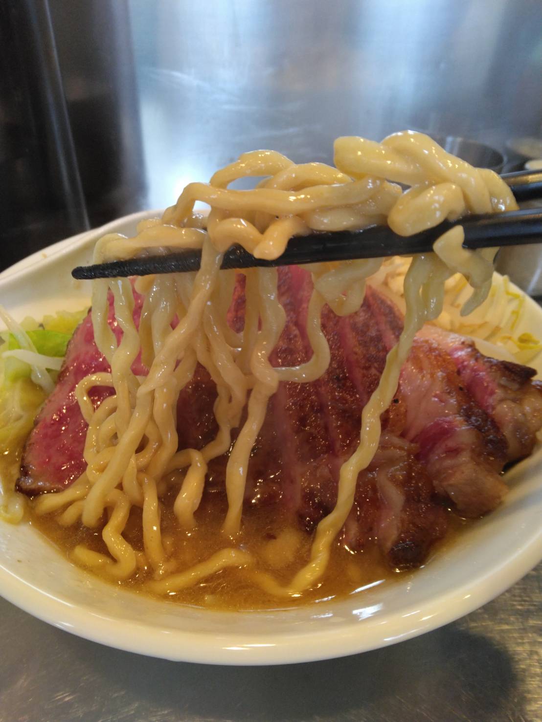 東区東上野、さんじさん：和牛さんじ朗 (麺２００㌘)・スープと麺2