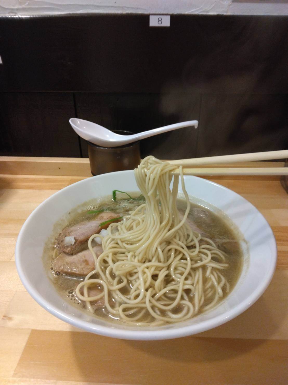 墨田区東向島、煮干ソバと米 今日の1番さん：煮干ソバ大肉・スープと麺