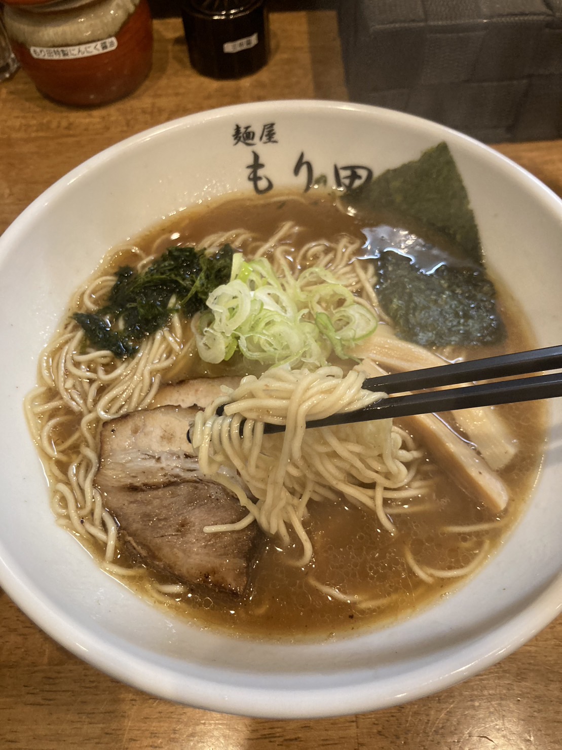 美濃加茂市森山町、麺屋 もり田 美濃加茂店さん：大盛り醤油ラーメン・スープと麺