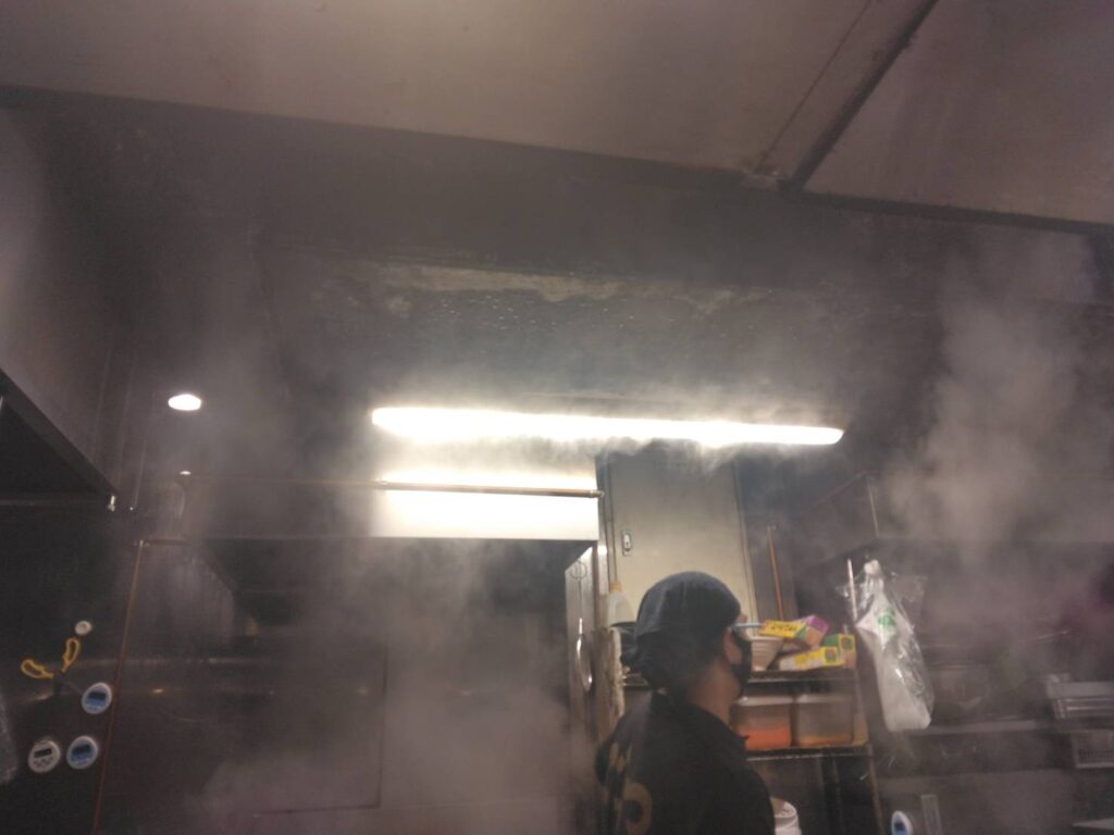 江東区亀戸、超ごってり麺 ごっつ 亀戸本店さん：カウンター目の前2