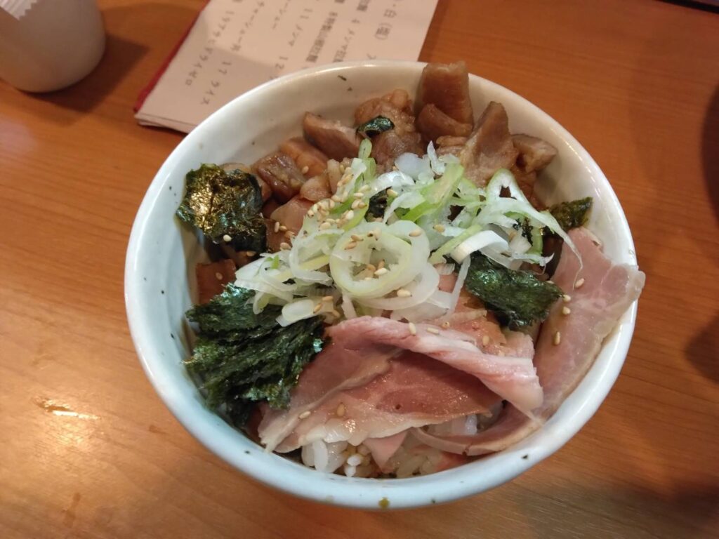 江東区亀戸、亀戸拉麺さん：チャーシュー丼・近くから