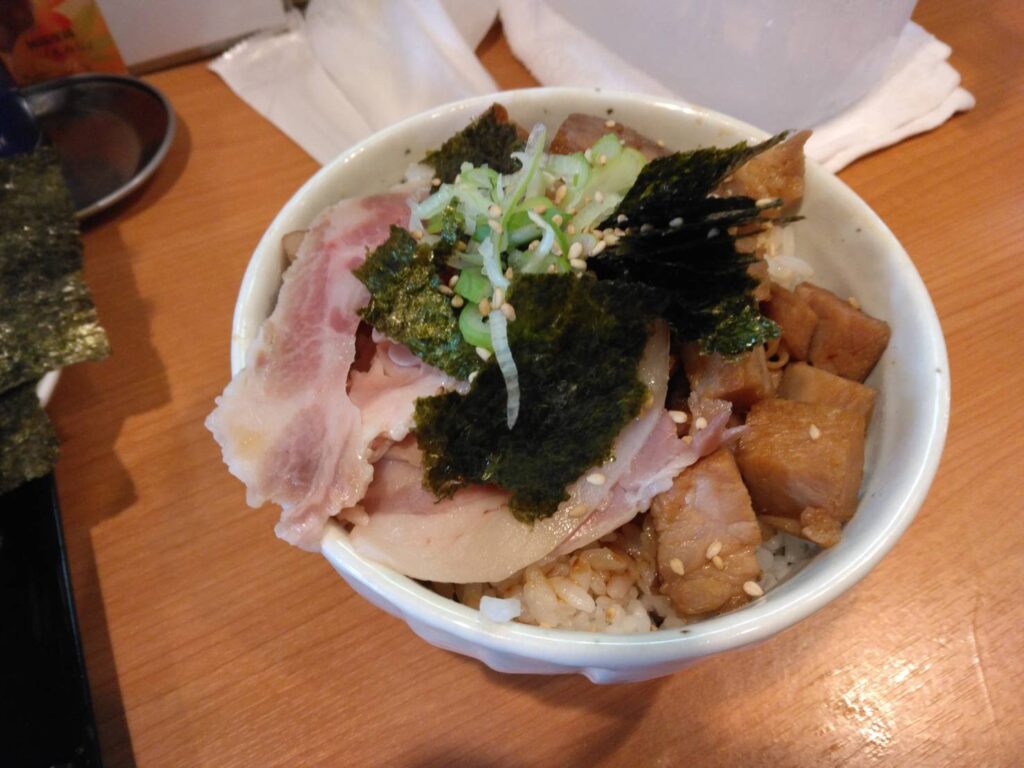 江東区亀戸、亀戸拉麺さん：チャーシュー丼・近くから