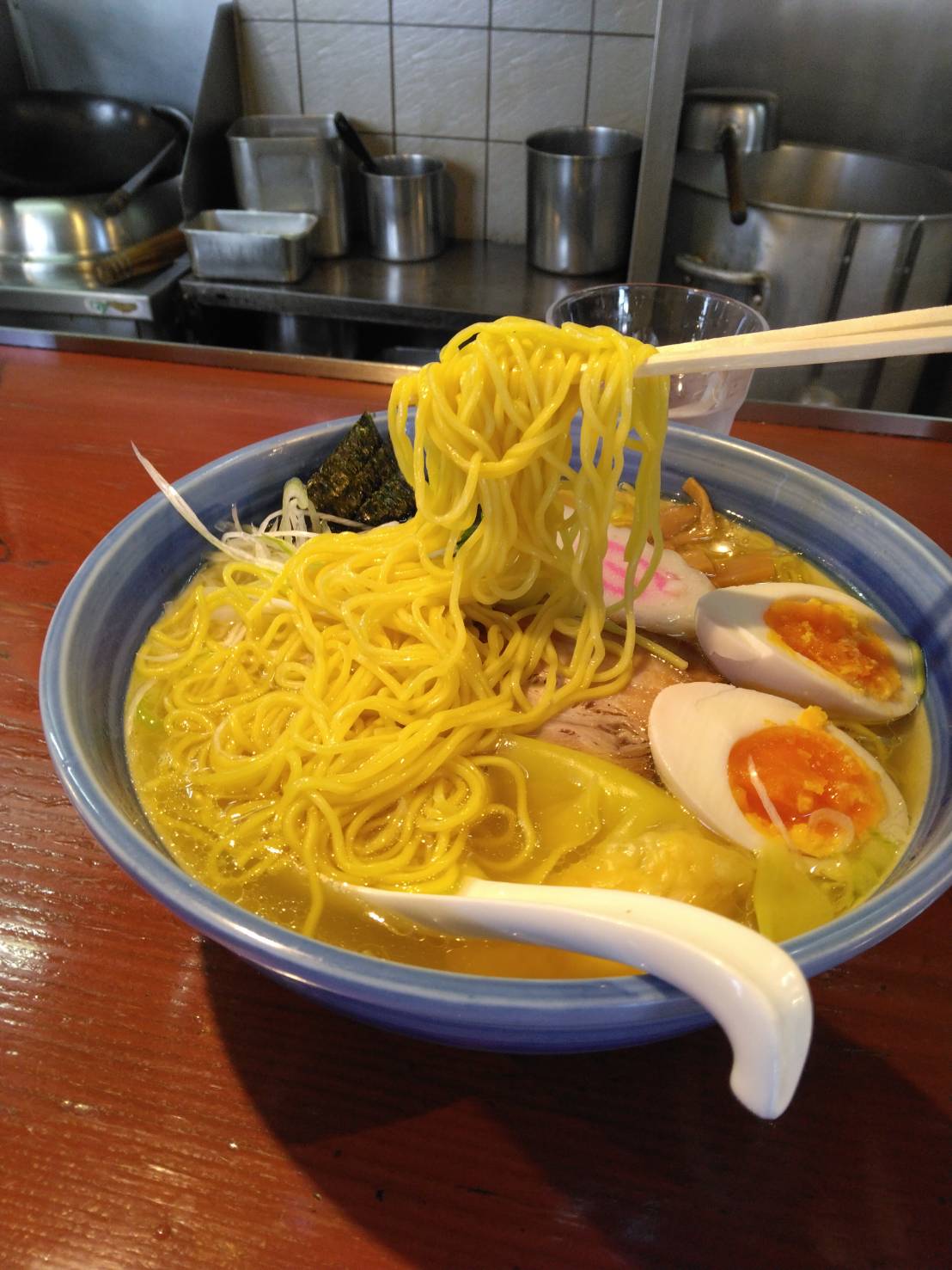 渋谷区恵比寿、函館ラーメン しお貫さん：特製塩らーめん(大盛)・スープと麺