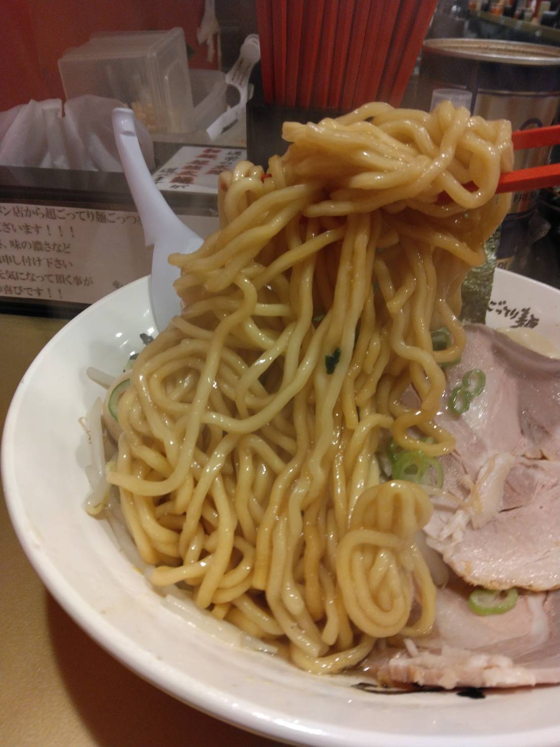 江東区亀戸、超ごってり麺 ごっつ 亀戸本店さん：亀戸まぜそば(大盛)・スープと麺