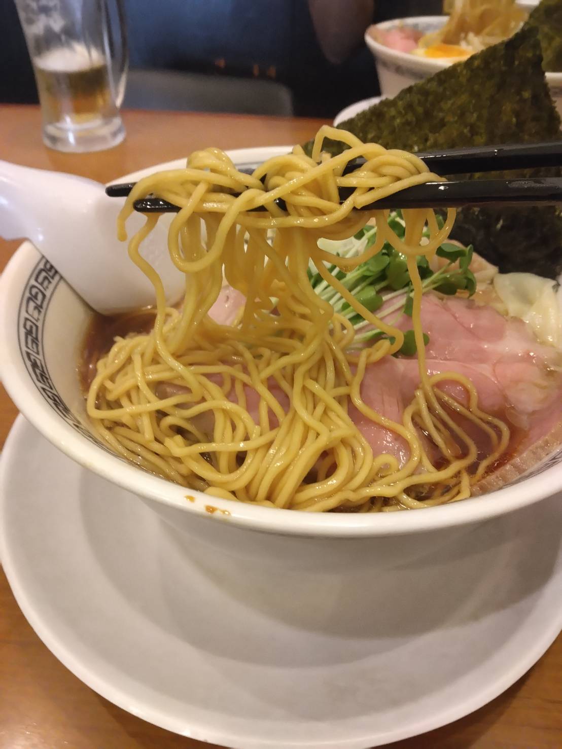 台東区元浅草、らーめん稲荷屋さん：ワンタン麺 (大盛)・スープと麺